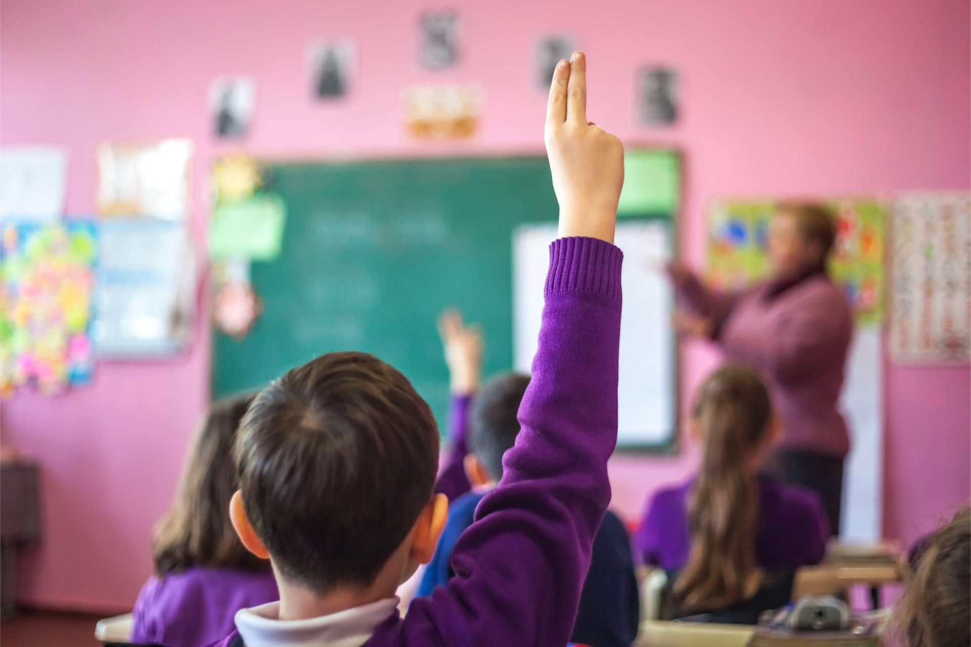 Niño levanta la mano en clase